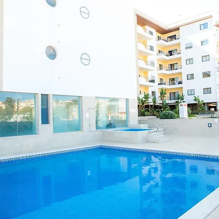 B08 - Central 2 Bed With And Pool Apartment *