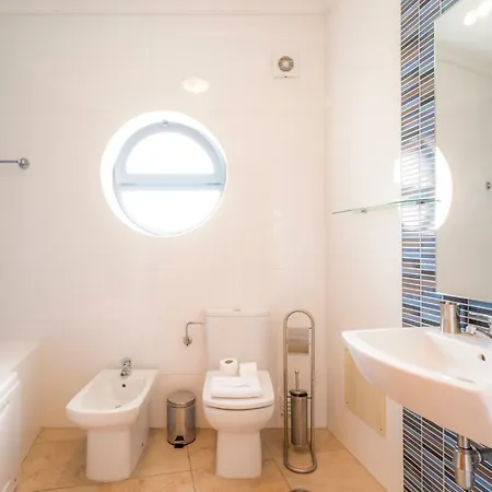 Apartment B08 - Central 2 Bed With And Pool Lagos