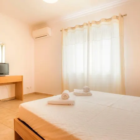 B08 - Central 2 Bed With And Pool Apartment Lagos