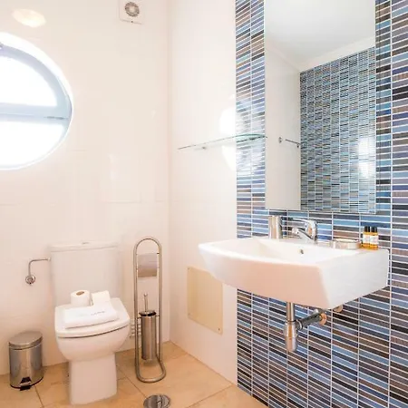 Apartment B08 - Central 2 Bed With And Pool *