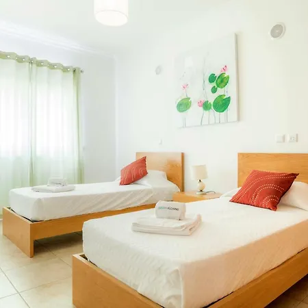 B08 - Central 2 Bed With And Pool