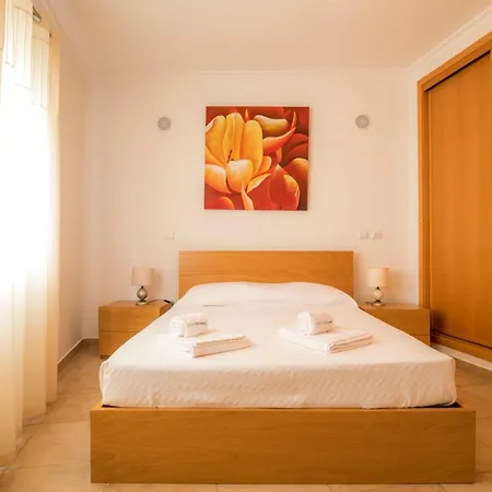 Apartment B08 - Central 2 Bed With And Pool Lagos