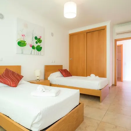 B08 - Central 2 Bed With And Pool *
