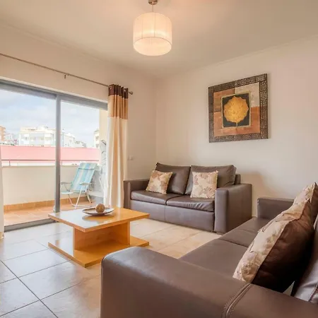 B08 - Central 2 Bed With And Pool
