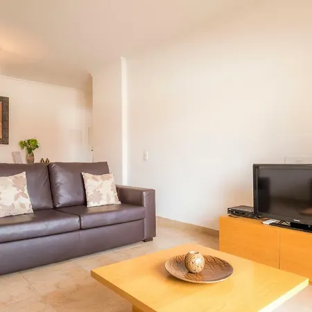 B08 - Central 2 Bed With And Pool