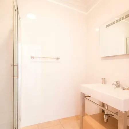 B08 - Central 2 Bed With And Pool *