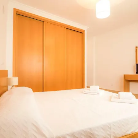 B08 - Central 2 Bed With And Pool *
