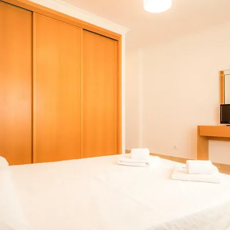 B08 - Central 2 Bed With And Pool *