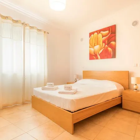 B08 - Central 2 Bed With And Pool